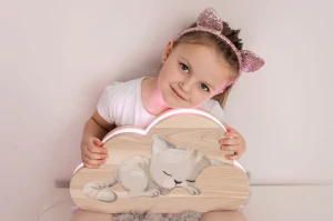 Drewniana lampka chmurka śpiący kotek